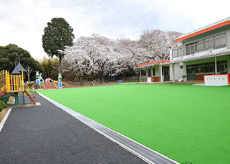 園庭（人工芝）・アスレチック施設